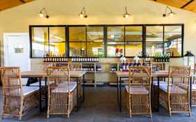 Wer möchte hier einen Wein verköstigen?